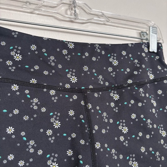 IAB MFG I Am Becoming 3-Inch No-Rise Daisy Biker Booty Shorts Size 8/Medium - Picture 3 of 7